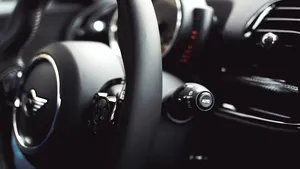 Copil de 2 ani încuiat în maşină pe o stradă din Oradea. „În timpul verii, chiar şi câteva minute, pot să fie fatale!”