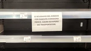 Napoli, în situație critică după protestele transportatorilor. Rafturi goale, benzinării fără carburant și ambulanțe care riscă să rămână fără combustibil