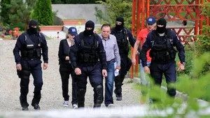 PERCHEZIŢII într-un dosar de evaziune cu un prejudiciu de două milioane de euro. Trei persoane au fost REŢINUTE, inclusiv primarul comunei Prunişor