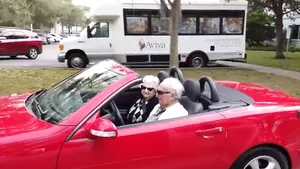 Un american şi-a împlinit visul: La 107 de ani şi-a plimbat logodnica de 99 de ani cu decapotabila 