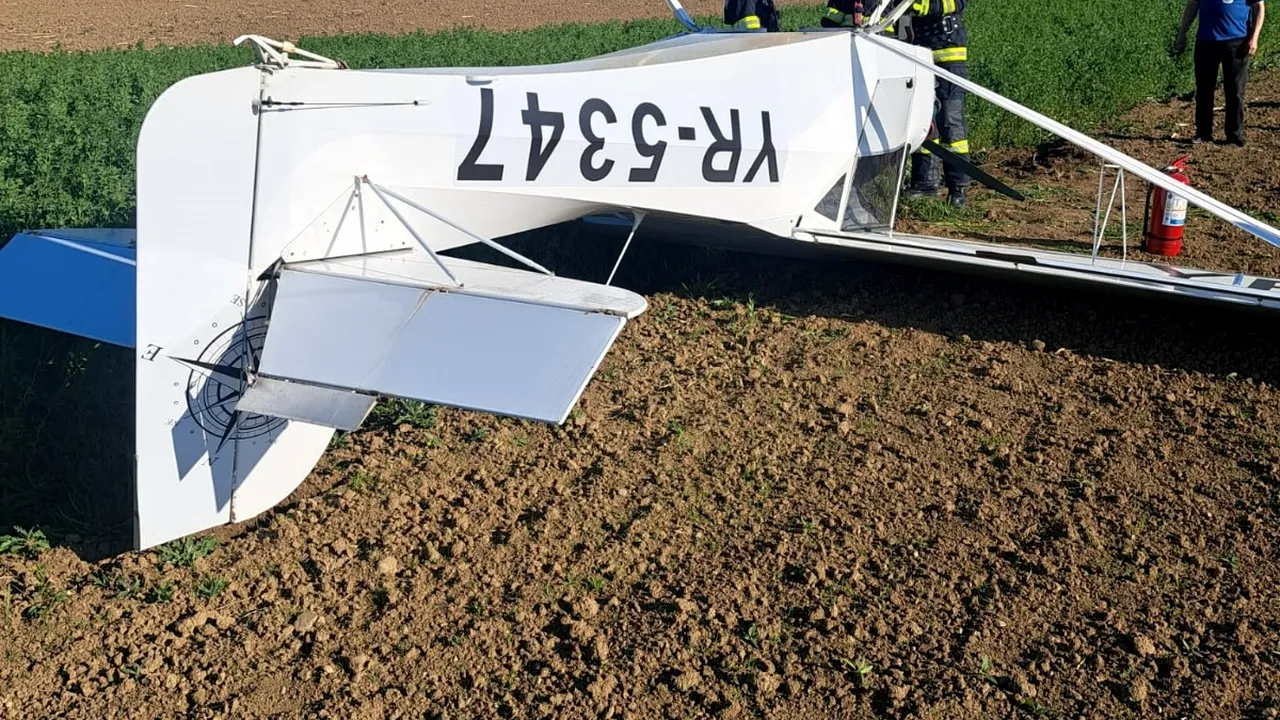 Alba: Un avion de mici dimensiuni a aterizat forţat
