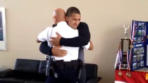 Un bărbat se întâlneşte cu ofiţerul de poliţie care l-a salvat de la înec acum aproape 20 de ani - Video emoţionant