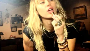 Înţelegere financiară. Miley Cyrus îi va plăti o sumă ameţitoare unui artist care a acuzat-o de plagiat