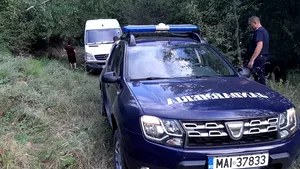 Operaţiune contra cronometru: Două persoane, salvate după ce au rămas blocate pe un drum forestier | FOTO