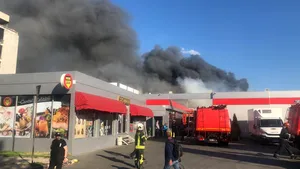 VIDEO | Incendiu violent la două hale din Bucureşti: pompierii au intervenit cu 24 autospeciale / Ce e depozitat în interior