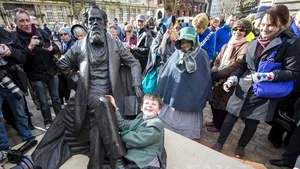 Biroul lui Charles Dickens va intra în circuitul expoziţional, graţie unei finanţări publice
