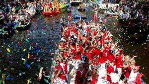 GAY PRIDE la Amsterdam: 80 de ambarcaţiuni au defilat pe canalele capitalei olandeze. Louis van Gaal şi Patrick Kluivert, printre invitaţi - GALERIE FOTO
