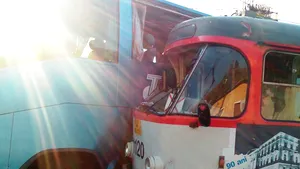 ACCIDENT la Arad: Un tramvai cu pasageri şi un autobuz fără călători s-au ciocnit - FOTO