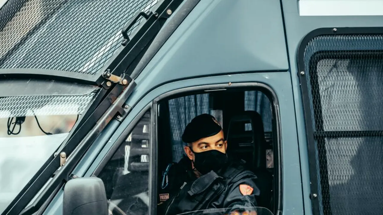 Atac armat asupra unei dube blindate pe o autostradă. Oameni înarmați au incendiat vehicule și au împrăștiat cuie pe șosea