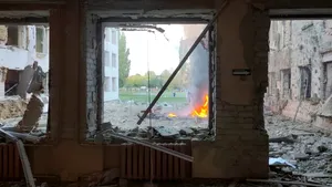 Atac cu bombe planante în Sumî. Două persoane au murit, iar o școală a fost lovită. Trei copii sunt răniți