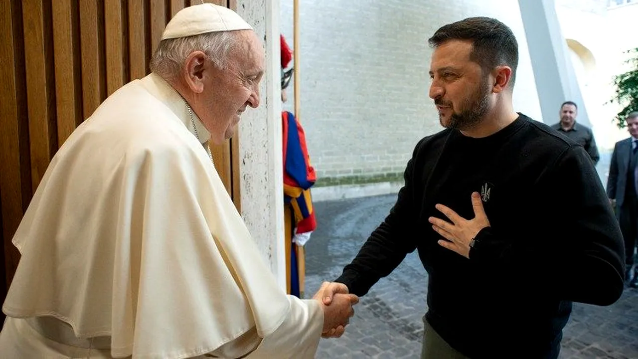 Volodimir Zelenski i-a dăruit Papei Francisc o icoană pictată pe o vestă antiglonţ