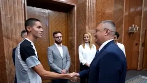 Ciucă l-a primit la Victoria pe David Popovici: Drumul de aici înainte e mai lung şi mai greu