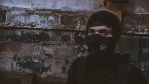 Un hoţ mascat a furat bani dintr-o bancă după ce s-a aşezat la coadă şi şi-a aşteptat, timp de 15 minute, rândul. Motivul BIZAR pentru care angajaţii nu au alertat poliţia