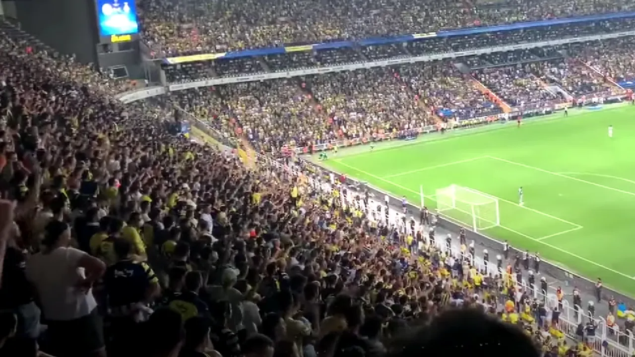 VIDEO Incident ruşinos în Turcia la meciul lui Mircea Lucescu. Fanii lui Fenerbahce au scandat numele lui Putin după ce Dinamo Kiev a marcat