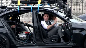 Tom Cruise construieşte un studio securizat Covid pe fosta bază militară pentru a termina filmarea Mission: Impossible 7