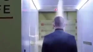 VIDEO. Vizitatorii lui Putin, dezinfectaţi din cap până în picioare. Preşedintele rus şi-a instalat un tunel special