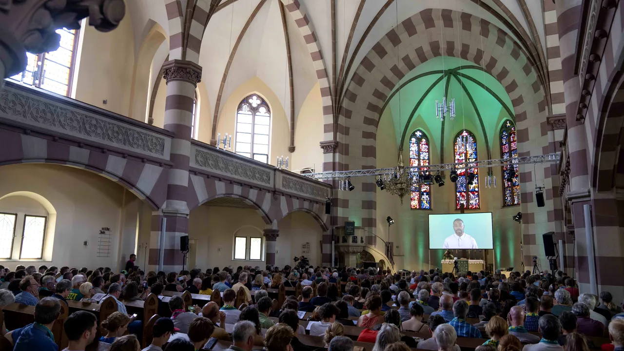 Sute de protestanţi au participat la o slujbă generată de inteligenţa artificială în Germania