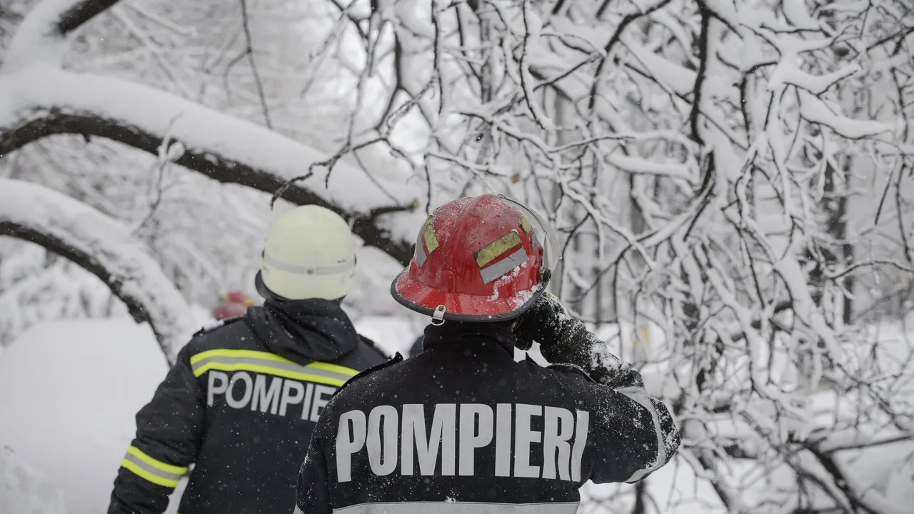 Pompierii, pregătiţi să intervină dacă vremea rea o va impune