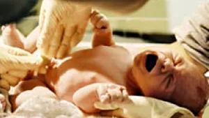 Femeie internată în stare gravă după complicaţii la naştere, familia acuzând doctorii (Video)