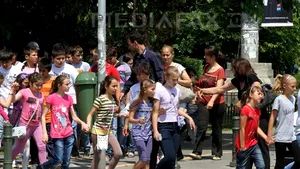 Singura variantă care le-a mai rămas. Zeci de oameni protestează prin traversarea unui drum european care trece prin Iaşi, cerând o PASARELĂ PIETONALĂ