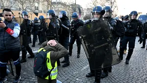 Stare de asediu în Franţa. Aproape 1400 de persoane reţinute, dintre care 974 arestate preventiv, după incidentele violente de sâmbătă
