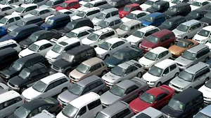 Afacerile comerţului auto au crescut cu 7,8% la 7 luni. Cele din serviciile pentru populaţie,cu 5,3%