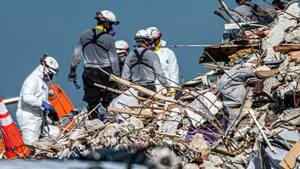 Blocul de 12 etaje prăbuşit în Miami, Florida. Bilanţul oficial, la peste 2 săptămâni de la incident: 22 persoane rămân dispărute