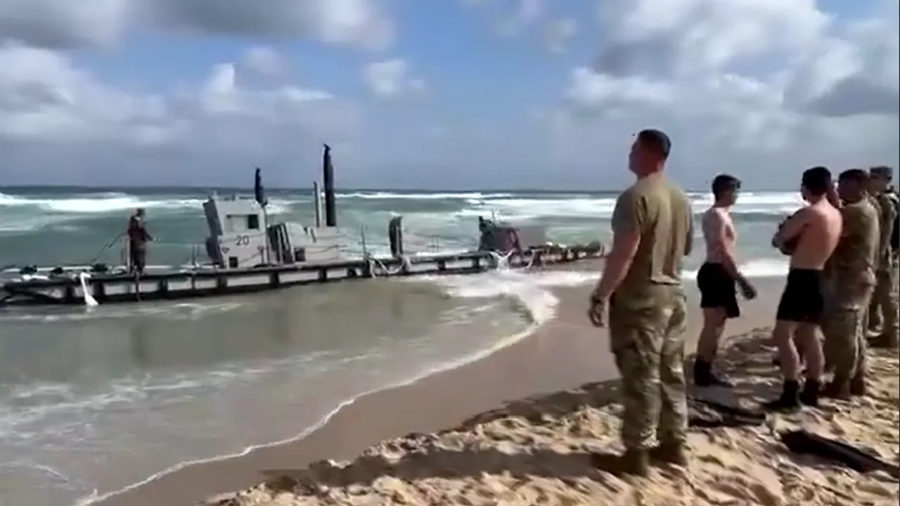 O parte din docul plutitor construit de Armata Statelor Unite în Gaza s-a rupt şi a eşuat pe coastă din cauza unei furtuni pe mare