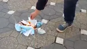 VIDEO Zeci de persoane protestează în Timişoara faţă de carantinarea oraşului: manifestanţii au ars măşti de protecţie