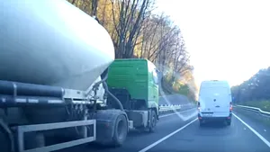 VIDEO| Pedeapsa primită de şoferul autocisternei filmate în Hunedoara intrând în depăşire pe linie continuă