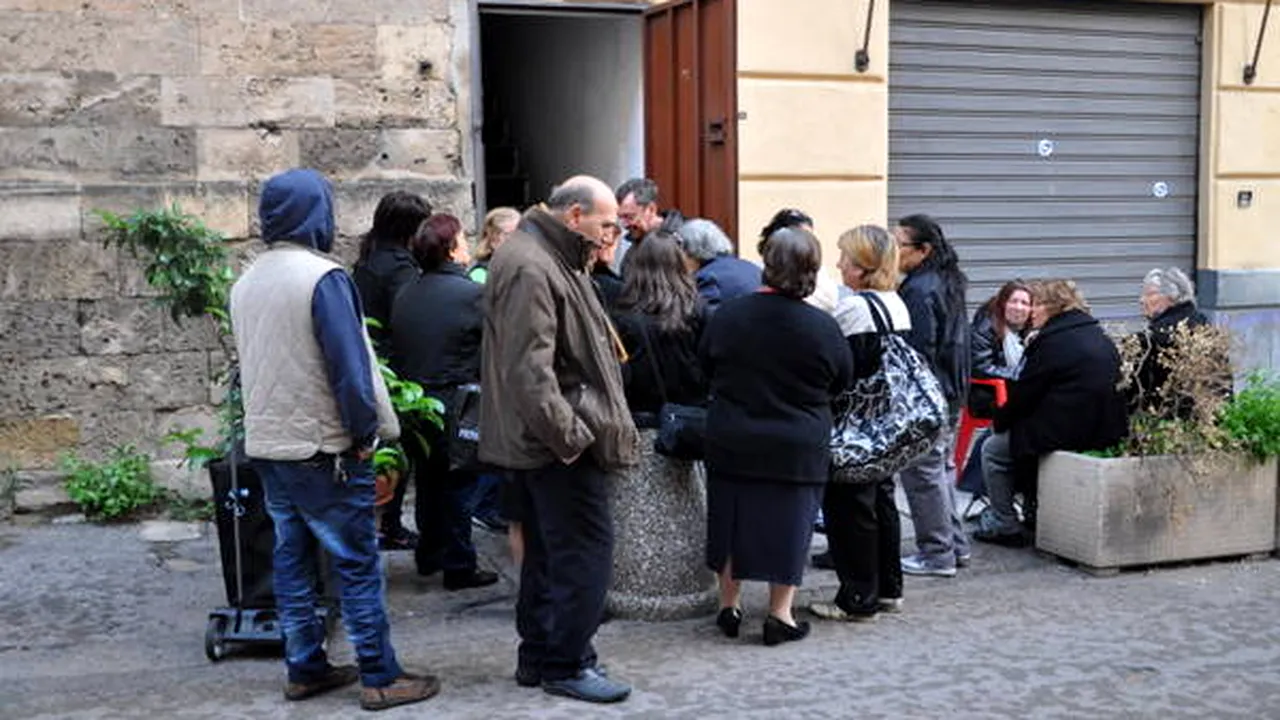 Peste 5 milioane de oameni săraci din Italia, inclusiv români, vor primi o alocaţie de 780 de euro. Ce condiţii trebuie să îndeplinească