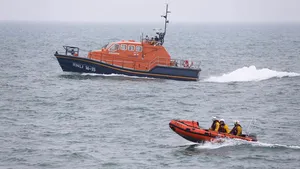 VIDEO | MAE: Un român MORT, unul rănit şi doi daţi DISPĂRUŢI în urma ciocnirii între două ambarcaţiuni în sudul Marii Britanii/ Paza de Coastă a suspendat operaţiunile de căutare în Canalul Mânecii