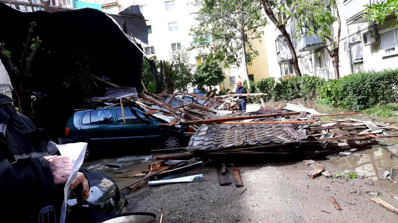 O furtună a făcut ravagii la Timişoara: Acoperiş căzut pe maşini şi copaci doborâţi la pământ | FOTO