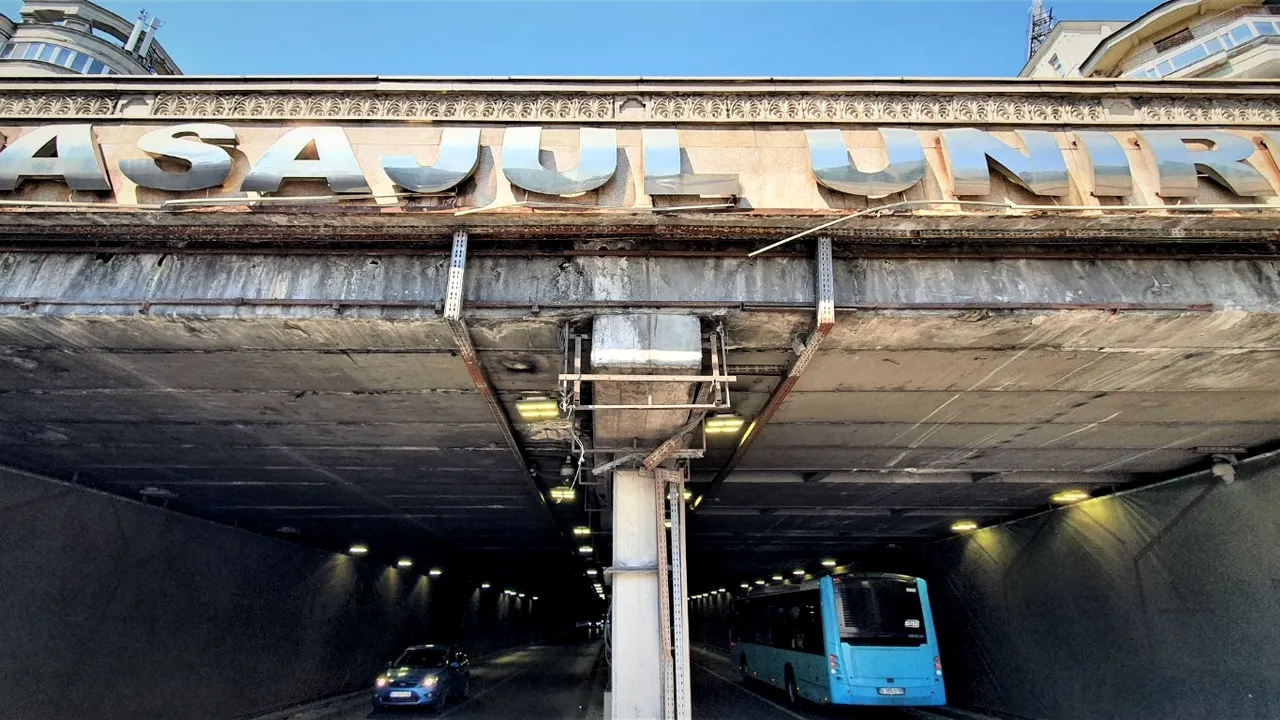 Nou incident la Pasajul Unirii. O autoutilitară a rămas blocată în limitatorul de înălţime