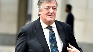 Actorul Stephen Fry, diagnosticat cu cancer, a fost supus unei intervenţii chirurgicale
