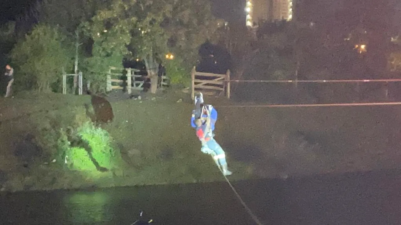 Pompierii clujeni au salvat un bărbat care a rămas agăţat de un cablu deasupra râului Someşul Mic 