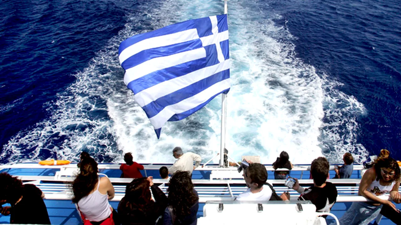 Turiştii blocaţi pe insula Samothraki, din Grecia: Sute de străini, inclusiv români, evacuaţi începând de astăzi. Autorităţile au închiriat o navă rapidă după ce feriboturile s-au defectat | FOTO