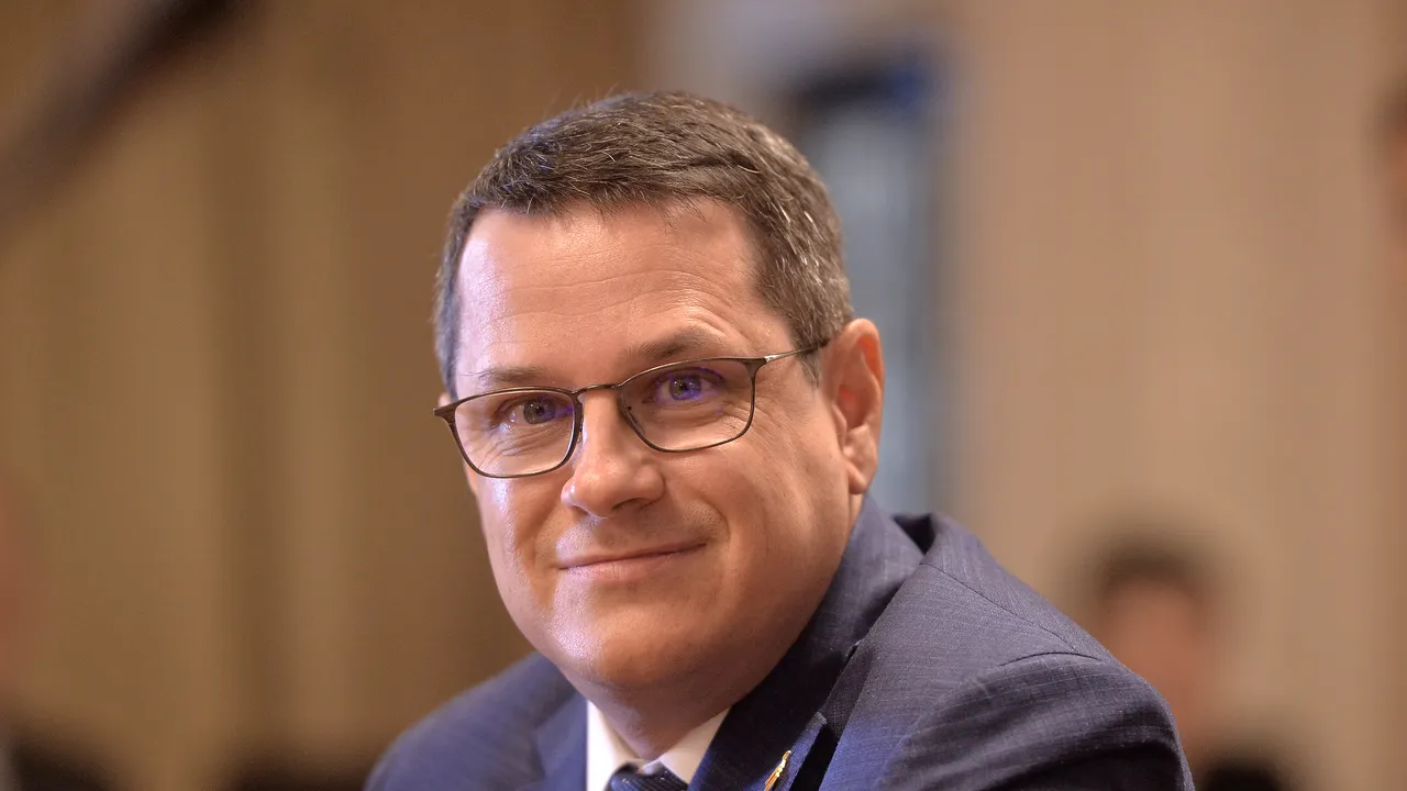 PREZENTUL FĂRĂ PERDEA Marius Oprea / Sînt bolnav de securism. Mă tratează SRI-ul?