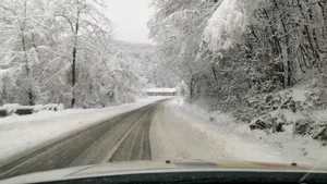 Situația traficului duminică dimineața: Polei și ninsori pe unele drumuri