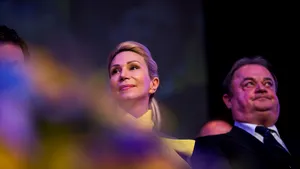 Turcan: PSD a convocat ilegal Parlamentul pentru duminică. Dragnea şi Grindeanu să demisioneze/ Blaga: PNL ar trebui să fie prezent în sală la moţiune, dar să nu voteze