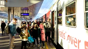 Trenul oprit la graniţa cu Austria a primit permisiunea de a continua drumul. Rezultatele analizelor celor două pasagere cu simptome suspecte