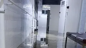 Imagini de la Spitalul Municipal Arad, inundat joi seara. Judeţul a fost sub alerta de Cod roşu de furtuni