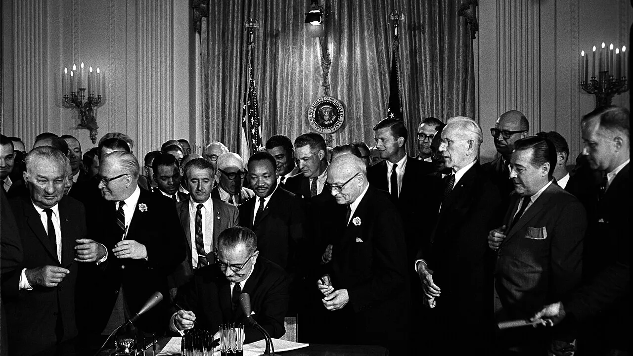 2 IULIE - 1964: Legea Drepturilor Civile. Preşedintele american Lyndon B. Johnson semnează interzicerea discriminării rasiale în SUA