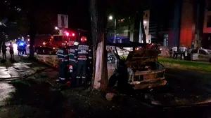 FOTO | Tragedie la Constanţa: O fetiţă a murit arsă, iar un băiat şi părinţii lui au ajuns la spital după ce rulota în care se aflau a luat foc 
