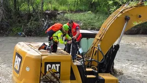 Dâmbovița: Bărbat suprins de o viitură pe un excavator, salvat cu un elicopter SMURD
