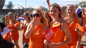 Firma de bere Bavaria: FIFA nu poate interzice spectatoarelor să intre în stadion cu fustele noastre