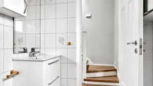 Ar trebui să lași ușa deschisă la baie după duș? Trei reguli de urmat pentru a preveni umezeala și apariția mucegaiului
