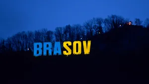 Solidaritate cu Ucraina: Literele de pe Tâmpa şi Primăria Braşov, iluminate cu albastru şi galben