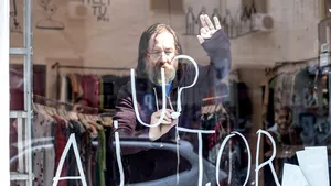 Noaptea Albă a Galeriilor: Artistul Dan Perjovschi dă cadou 274 de desene, în semn de protest, după episodul Art Safari