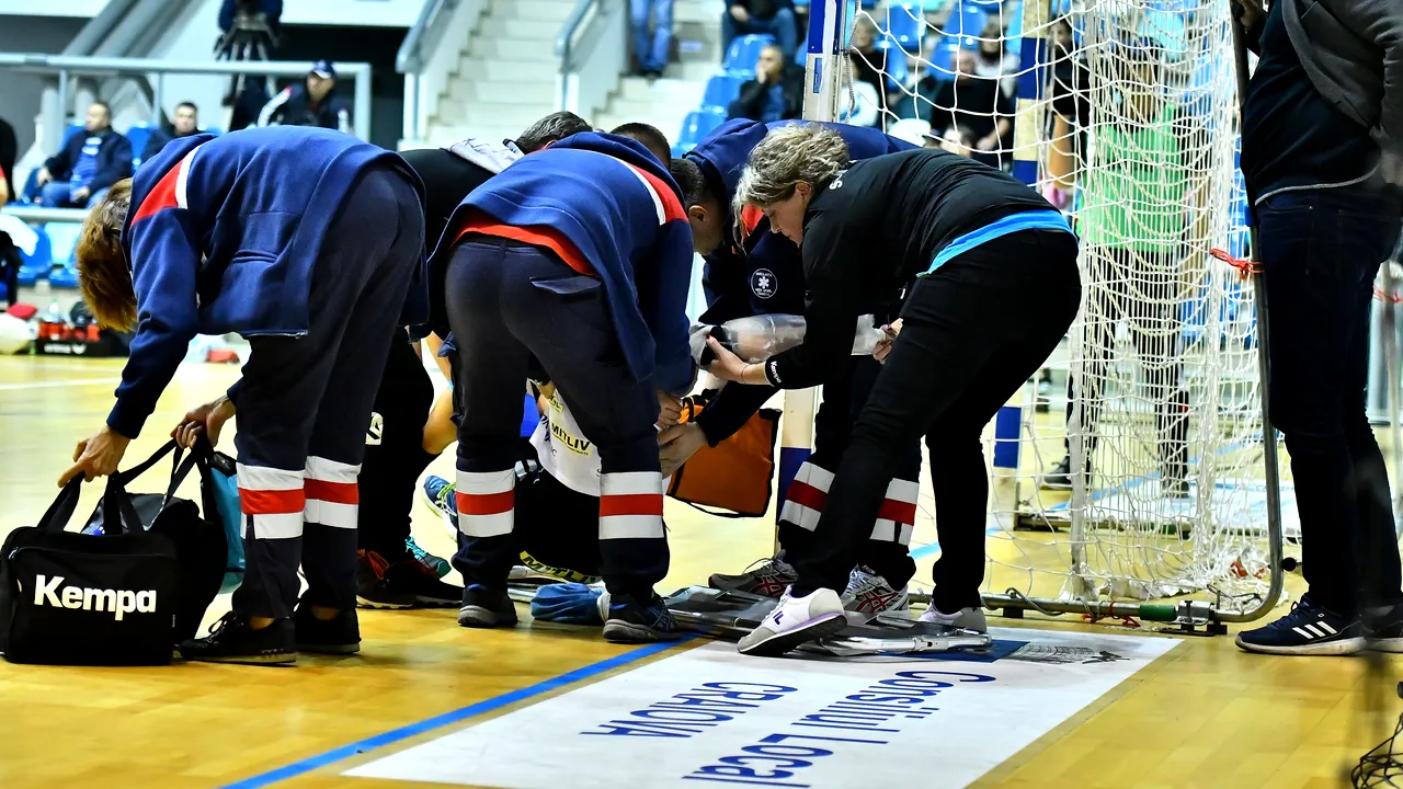 ACCIDENTARE gravă în handbalul feminin: Ana Maria Ţicu şi-a rupt mâna în meciul dintre SCM Craiova şi Minaur Baia Mare | FOTO